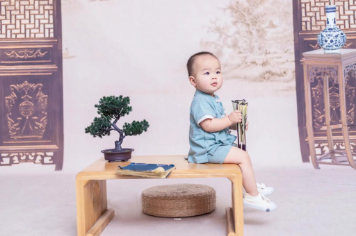 招远宝宝边吃奶边挣扎烦躁